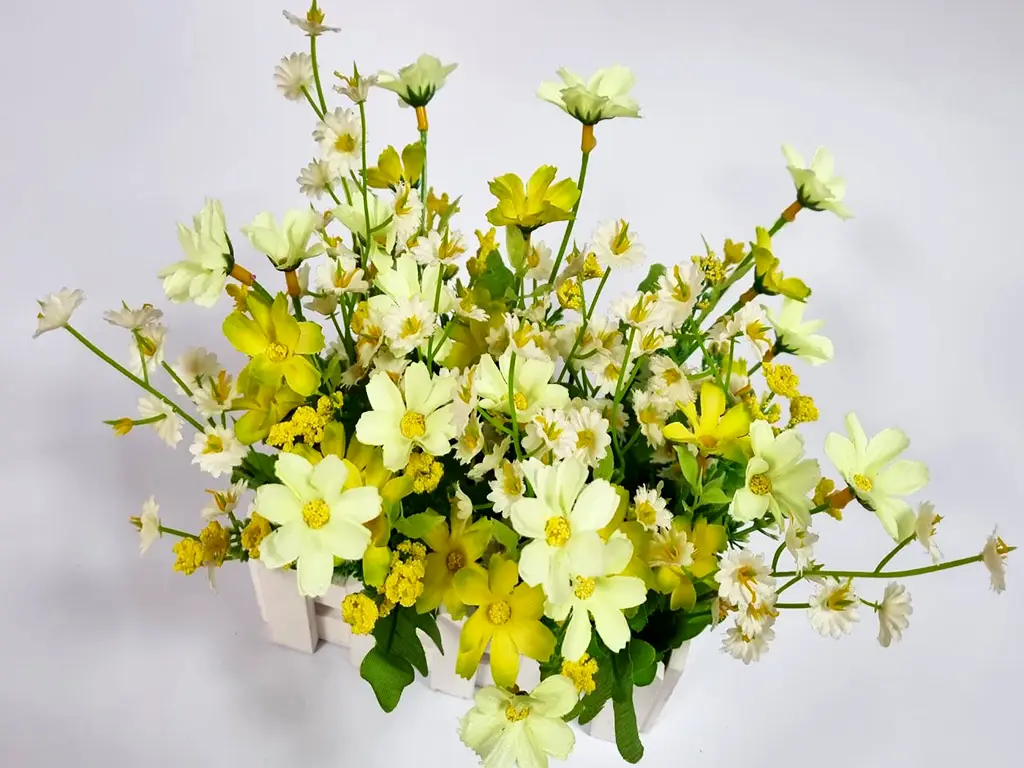 Decoraţiune cu flori artificiale galben pai, în cutie din lemn alb