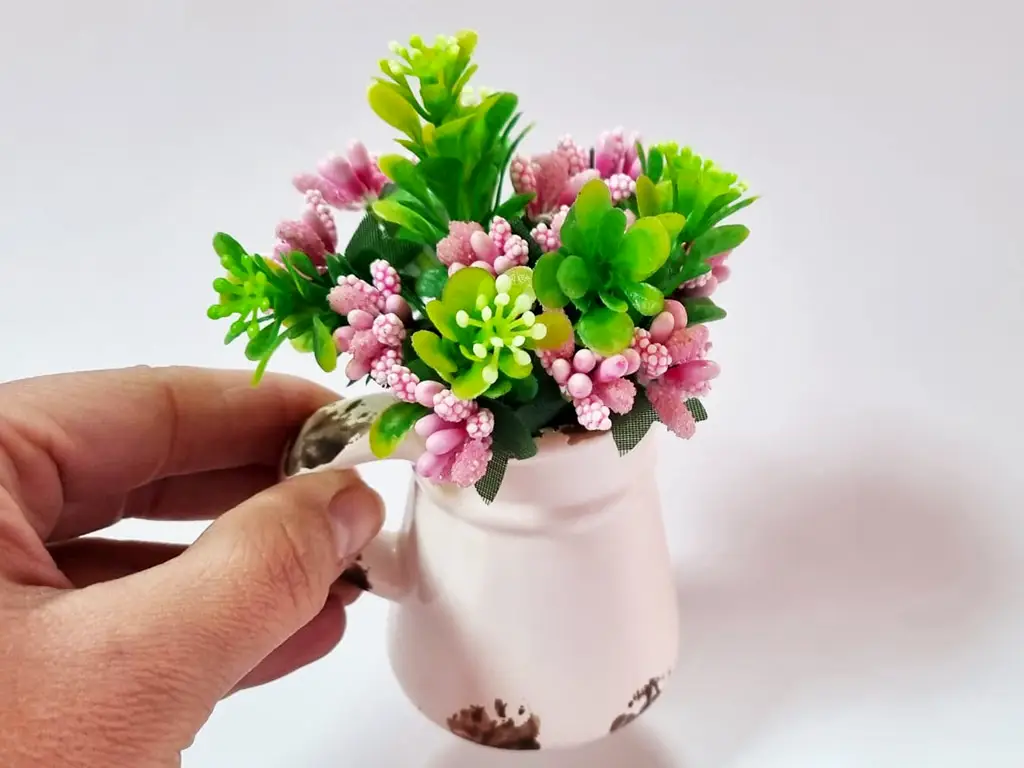 Decoraţiune cu flori artificiale verzi şi roz în vas ceramic alb
