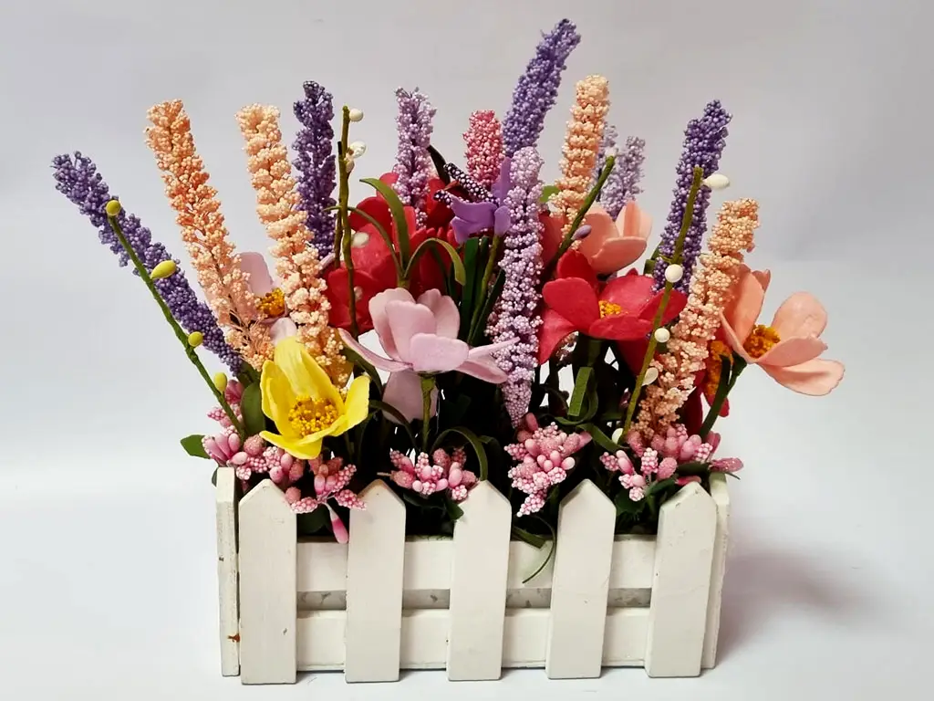 Decoraţiune cu flori artificiale pastel în cutie din lemn alb