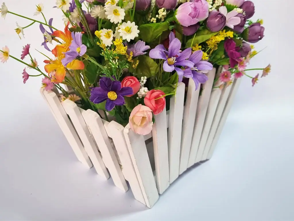 Decoraţiune cu flori artificiale multicolore în cutie din lemn alb