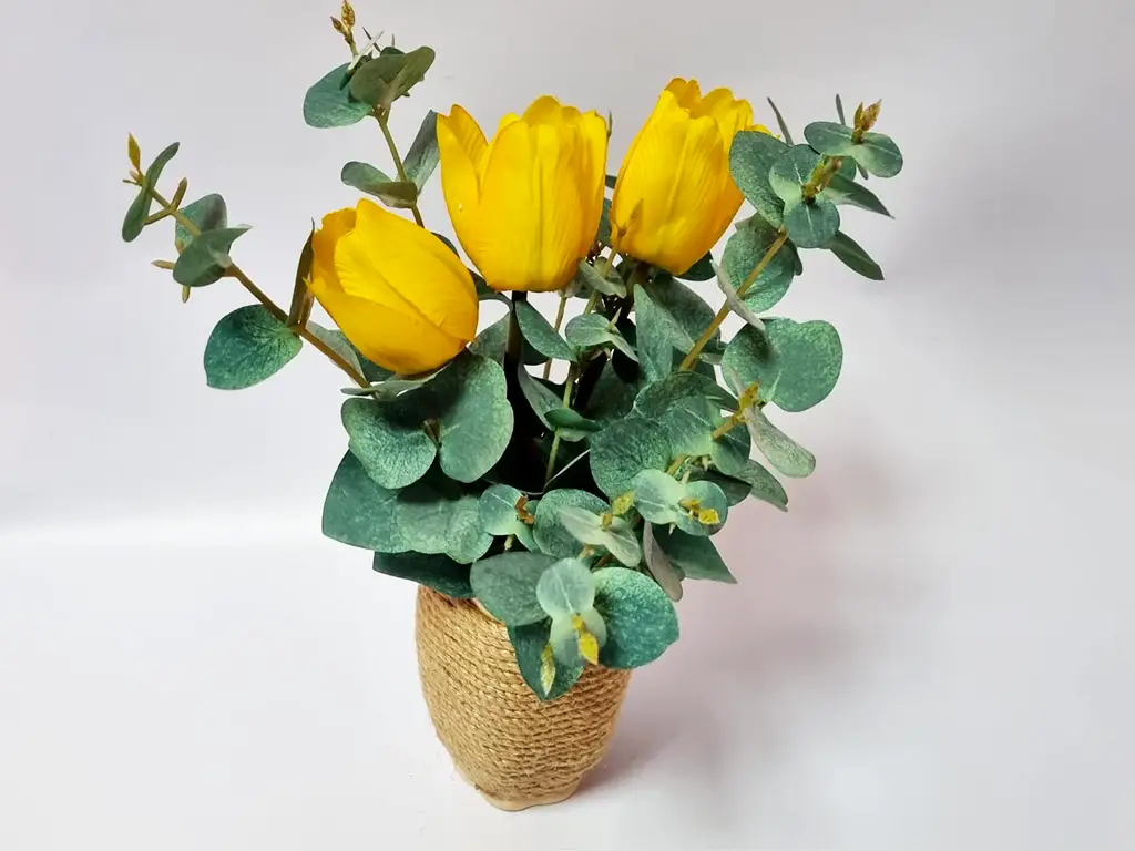 Decoraţiune cu lalele galbene, flori artificiale în vas ceramic decorat cu sfoară, 30 cm înălţime