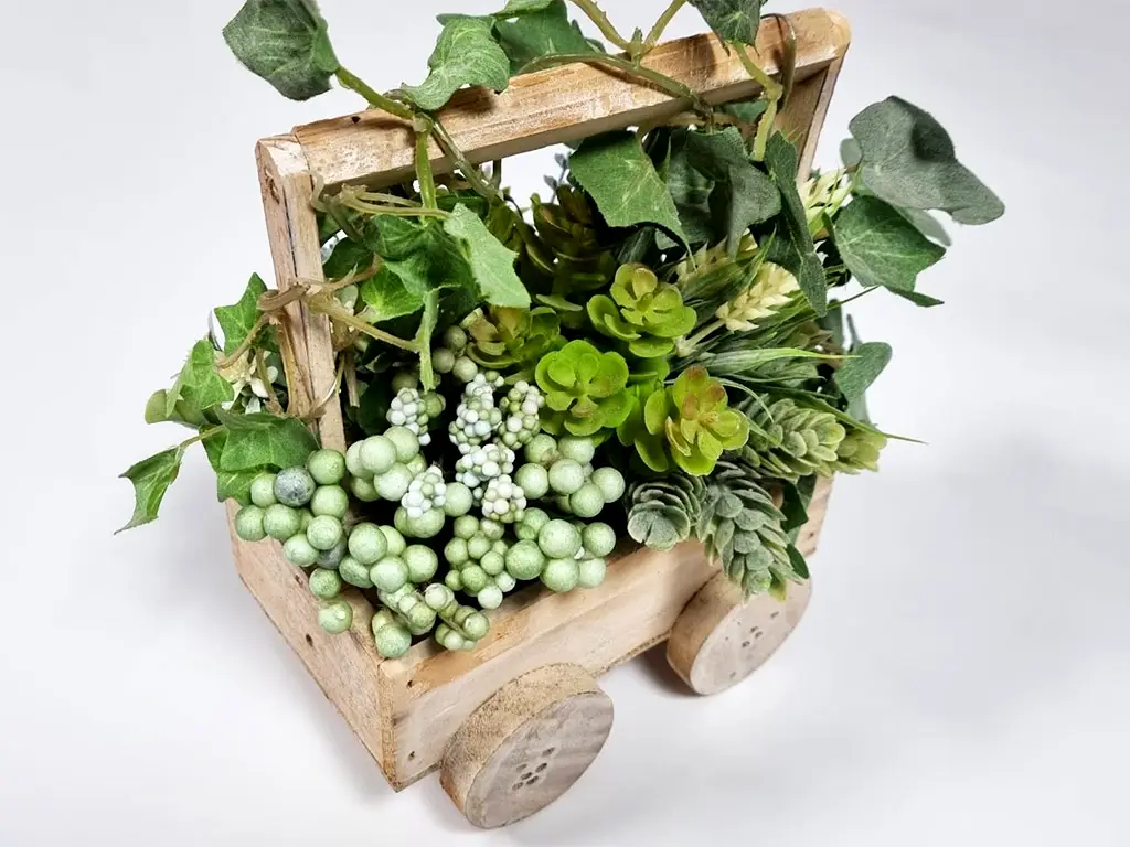 Decoraţiune din lemn, Folina, cărucior cu plante artificiale verzi