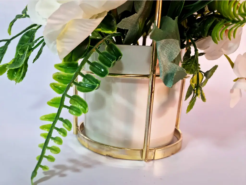 Aranjament flori artificiale alb în vas ceramic alb şi suport metalic auriu, 20 cm înălţime