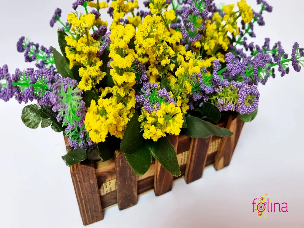 Decoraţiune cu flori artificiale mov şi galbene, în cutie din lemn maro