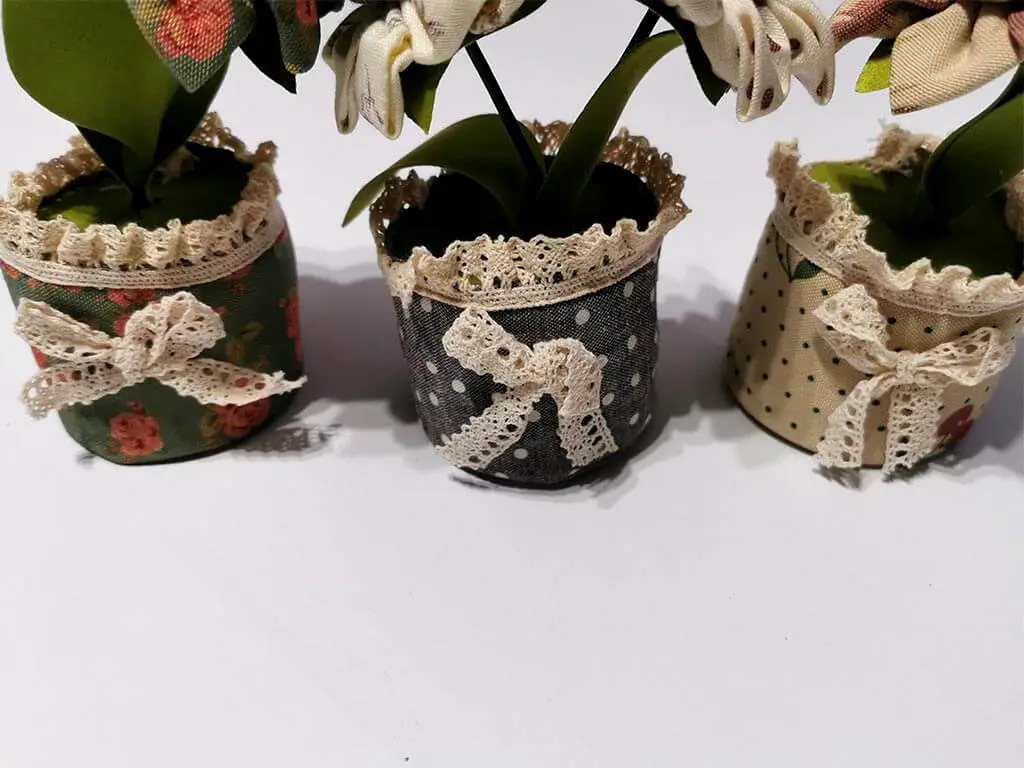 Săculeţ decorativ, ghiveci cu 2 flori, din material textil