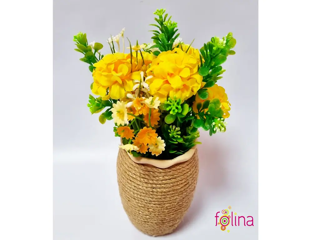 Ghiveci din ceramică cu flori artificiale, garofiţe galbene