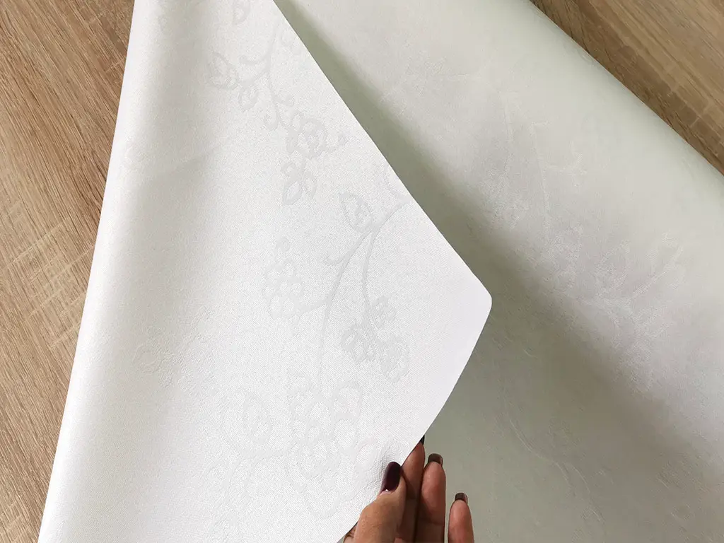 Faţă de masă impermeabilă Amelie albă, d-c-fix, elegantă, cu un discret model floral, 140 cm lăţime