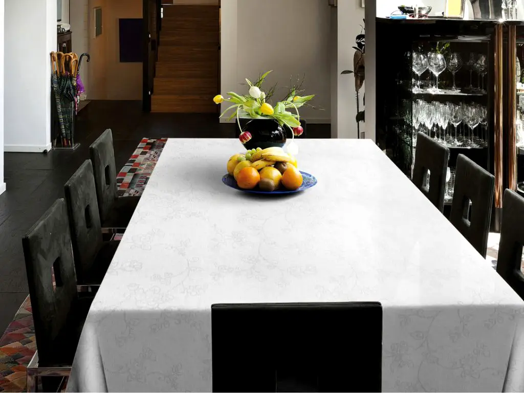 Faţă de masă impermeabilă Amelie albă, d-c-fix, elegantă, cu un discret model floral, 140 cm lăţime
