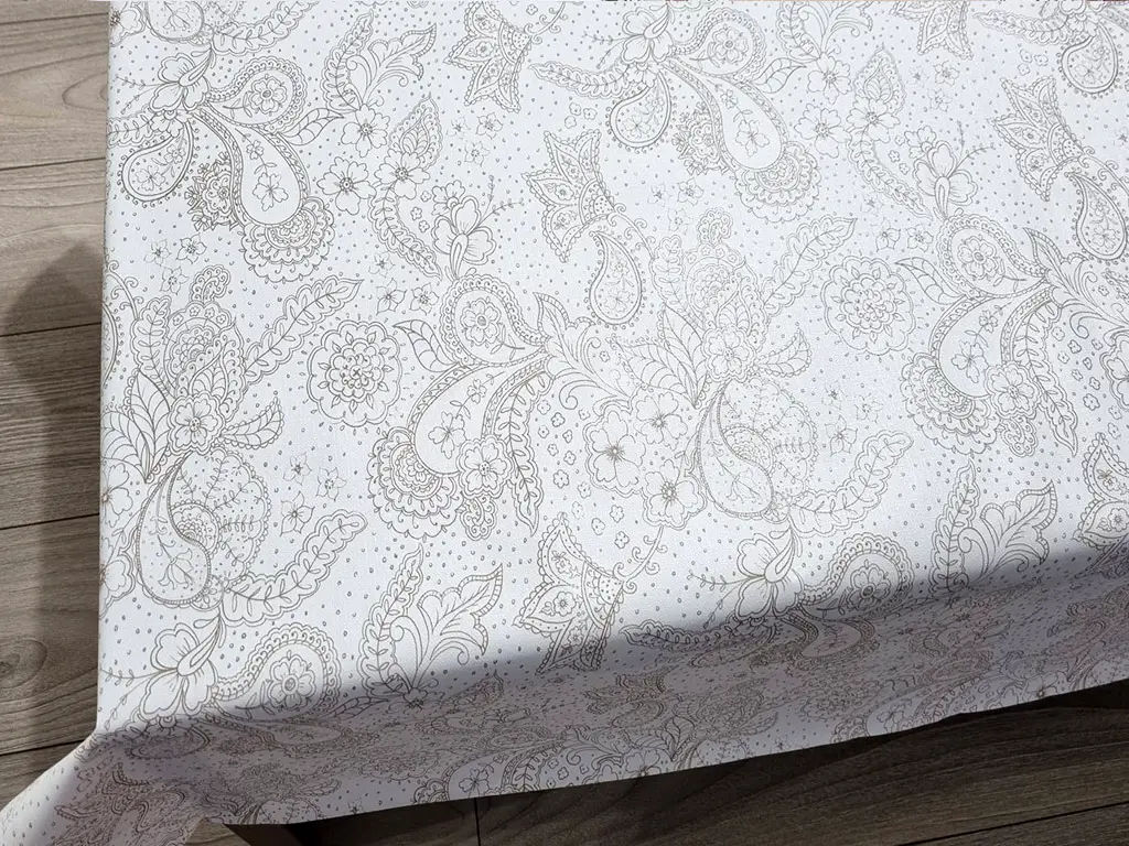 Faţă de masă impermeabilă, albă cu model floral stilizat maro, 140 cm lăţime
