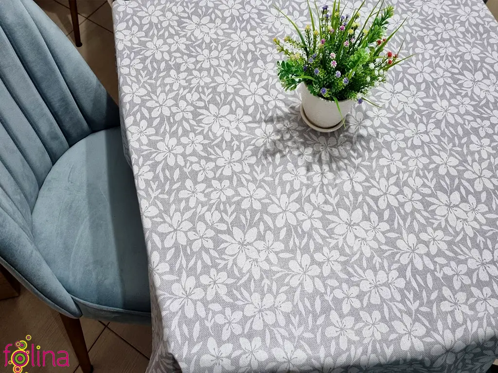 Faţă de masă impermeabilă, gri cu flori albe, 140 cm lăţime