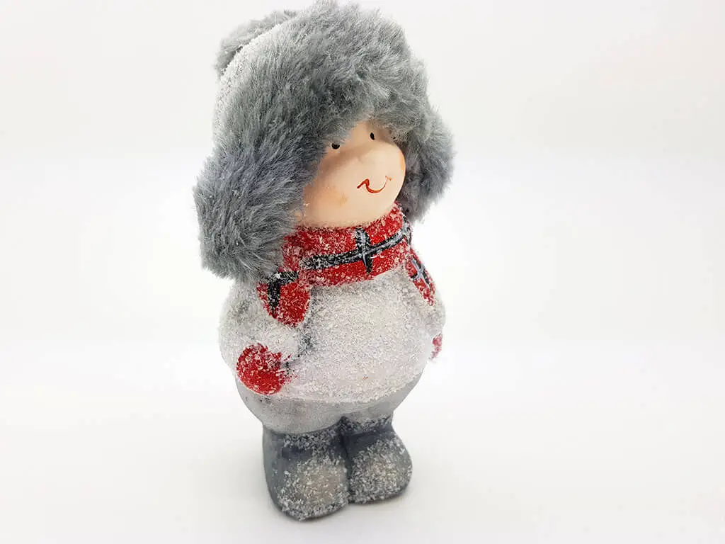 Figurină Copilaş în zăpadă, 13 cm înălţime