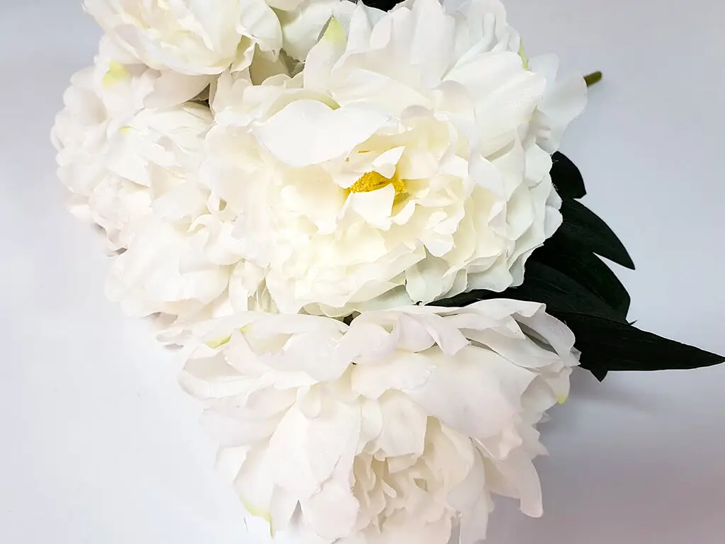 Floare artificială, creangă cu 5 bujori albi, 35 cm înălţime