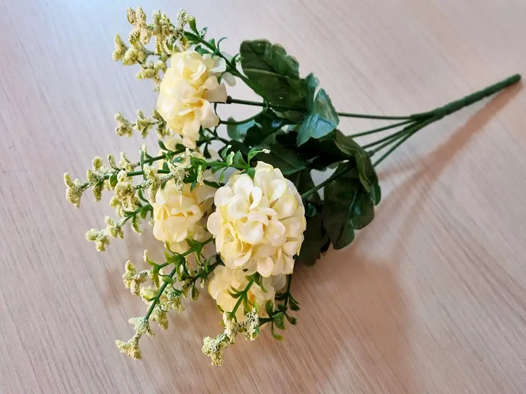 Creangă cu 5  flori artificiale garofiţe crem, 30 cm înălţime