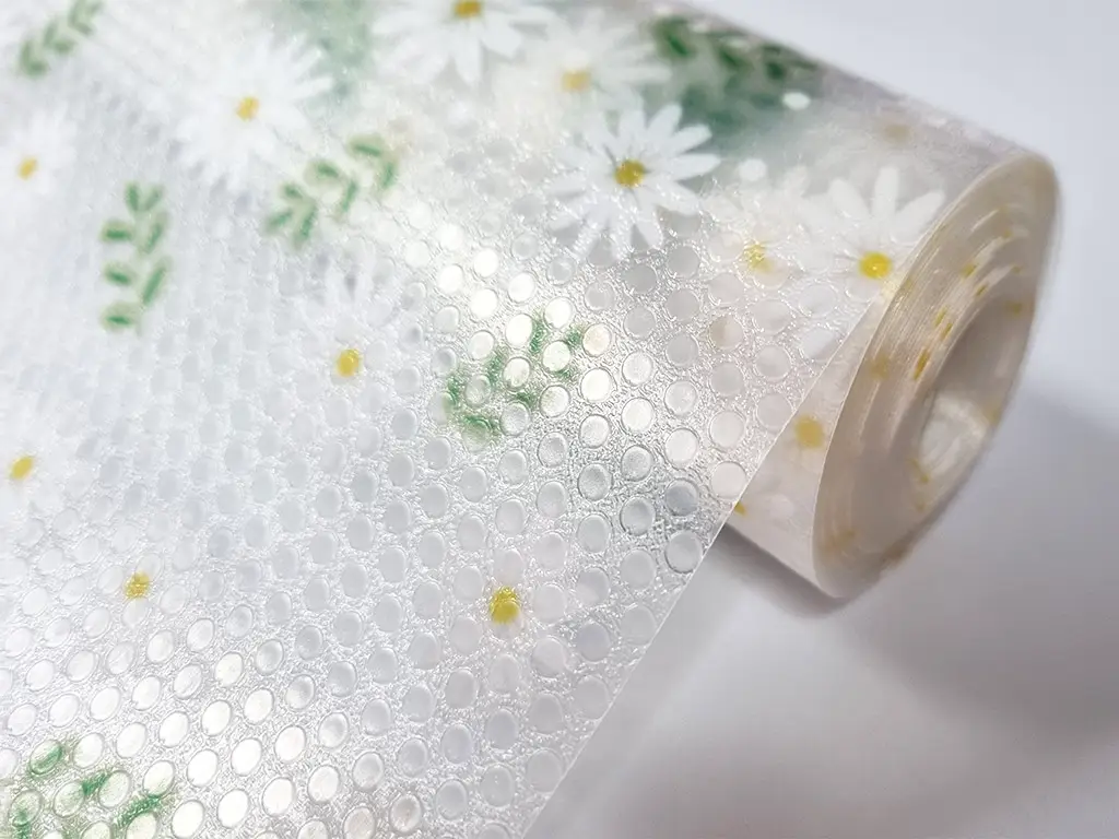 Folie protecţie sertare, PVC semitransparent cu flori albe, material impermeabil, rolă de 50 cm x 5 metri