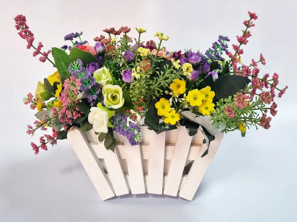 Aranjament flori artificiale multicolore, în cutie albă