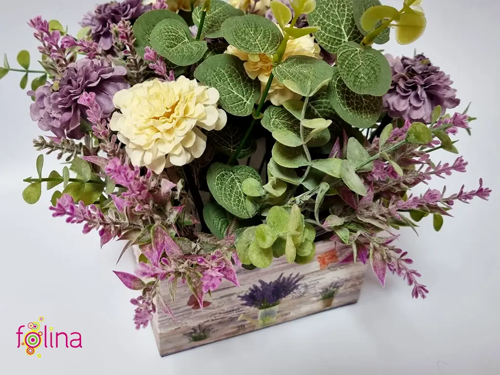 Aranjament cu flori şi plante artificiale, Folina, în cutie decorativă lila