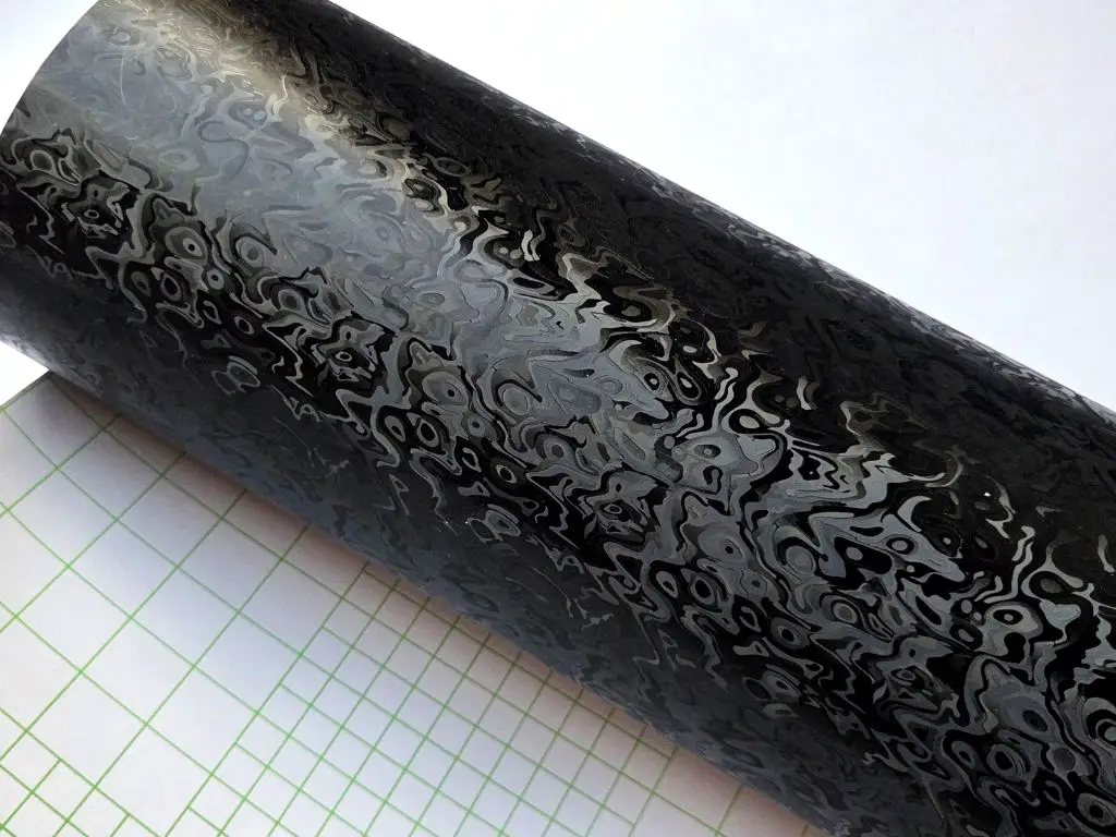 Folie auto neagră texturată, Forged Carbon Fiber model fluid embosat – pentru tuning auto/moto – rolă 75×200 cm