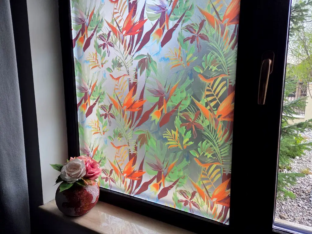 Folie autoadezivă decorativă pentru geam, sablare cu model tropical floral – 90 cm lățime, la metru liniar