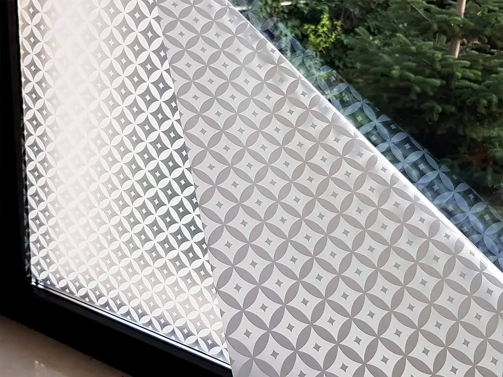 Folie geam autoadezivă Moroccan, MagicFix, model geometric alb, 100 cm lăţime
