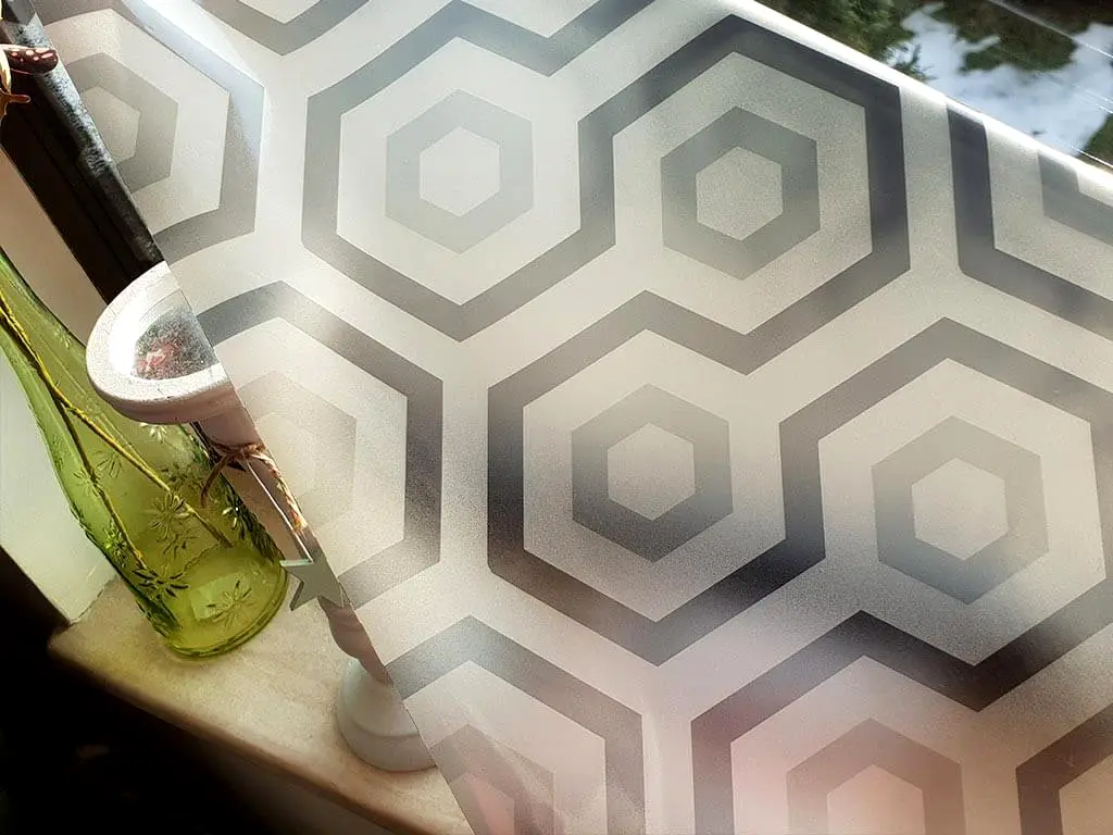 Folie geam autoadezivă Kalista, Folina, model geometric gri, 100 cm lăţime