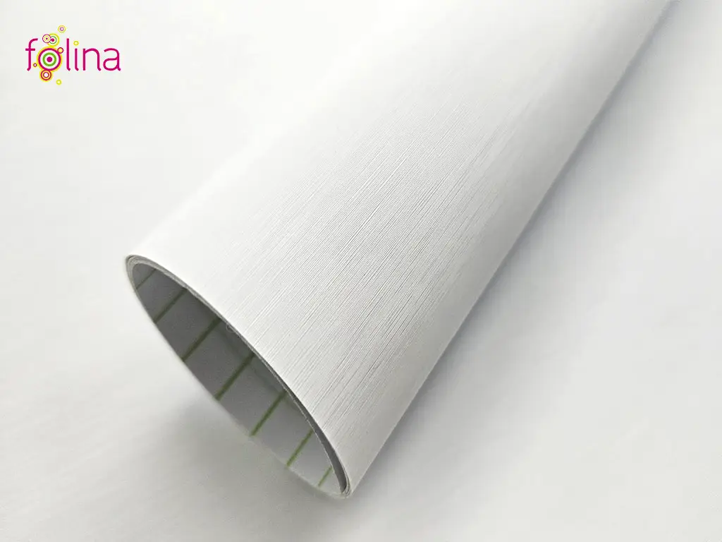Autocolant alb cu efect metalic brushed, aspect mat, rolă de 100x200 cm