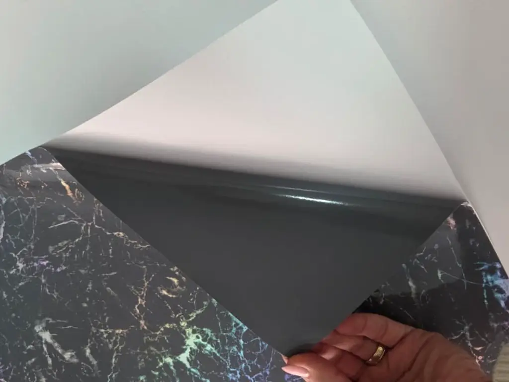 Autocolant marmură gri cu efect holografic, Magic Marble - 75x250 cm