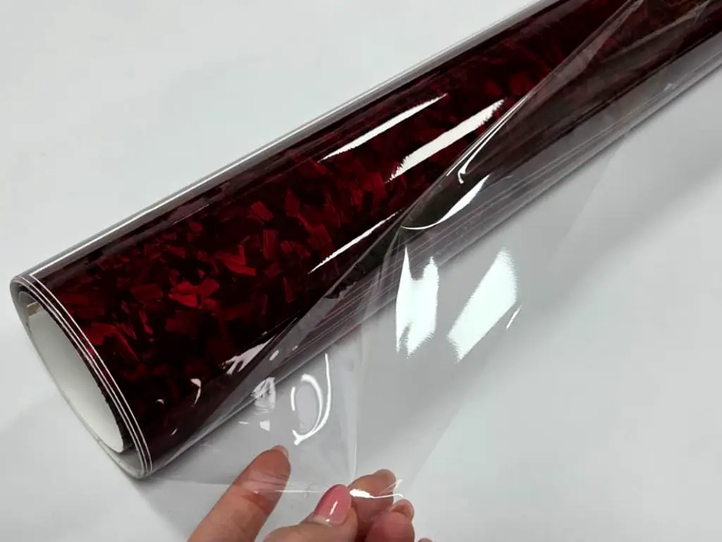 Folie auto carbon forjat vișiniu lucios – rolă 75 x 300 cm