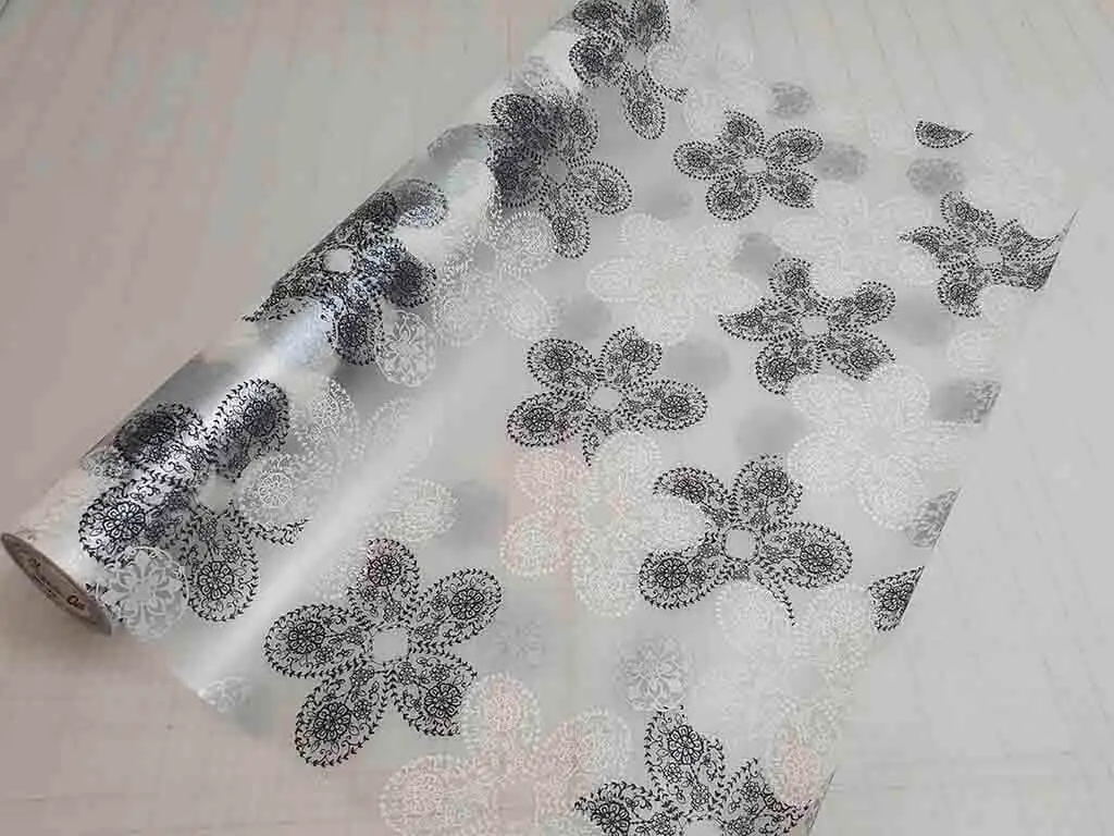 Folie geam autoadezivă, Folina  Elegance, sablare cu imprimeu floral stilizat, 90 cm lăţime
