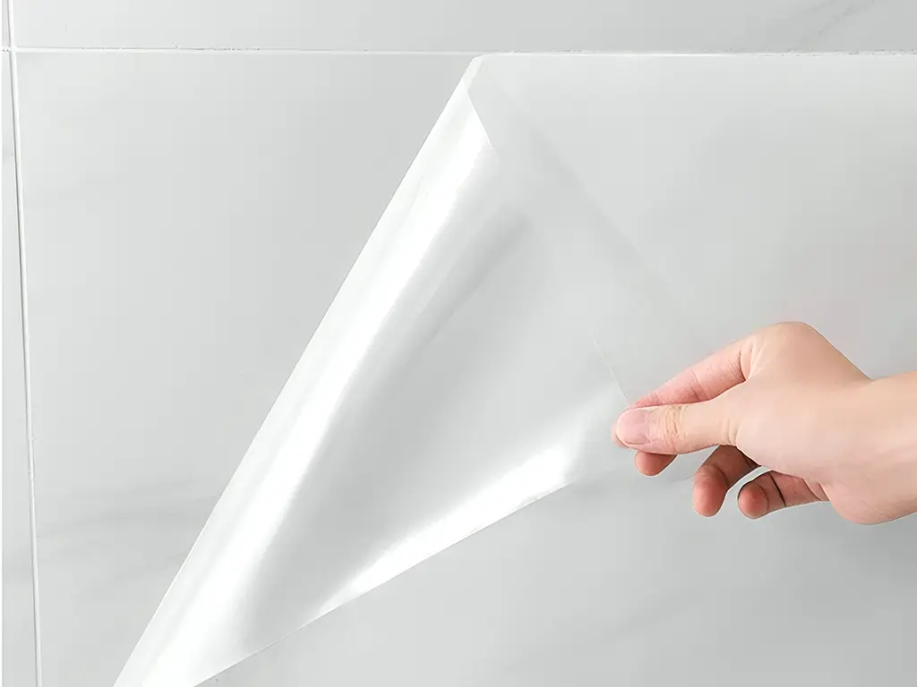 Folie de protecție autoadezivă pentru perete, ideală pentru bucătărie, transparentă și rezistentă la căldură, aspect lucios, rolă 61x500 cm, racletă inclusă
