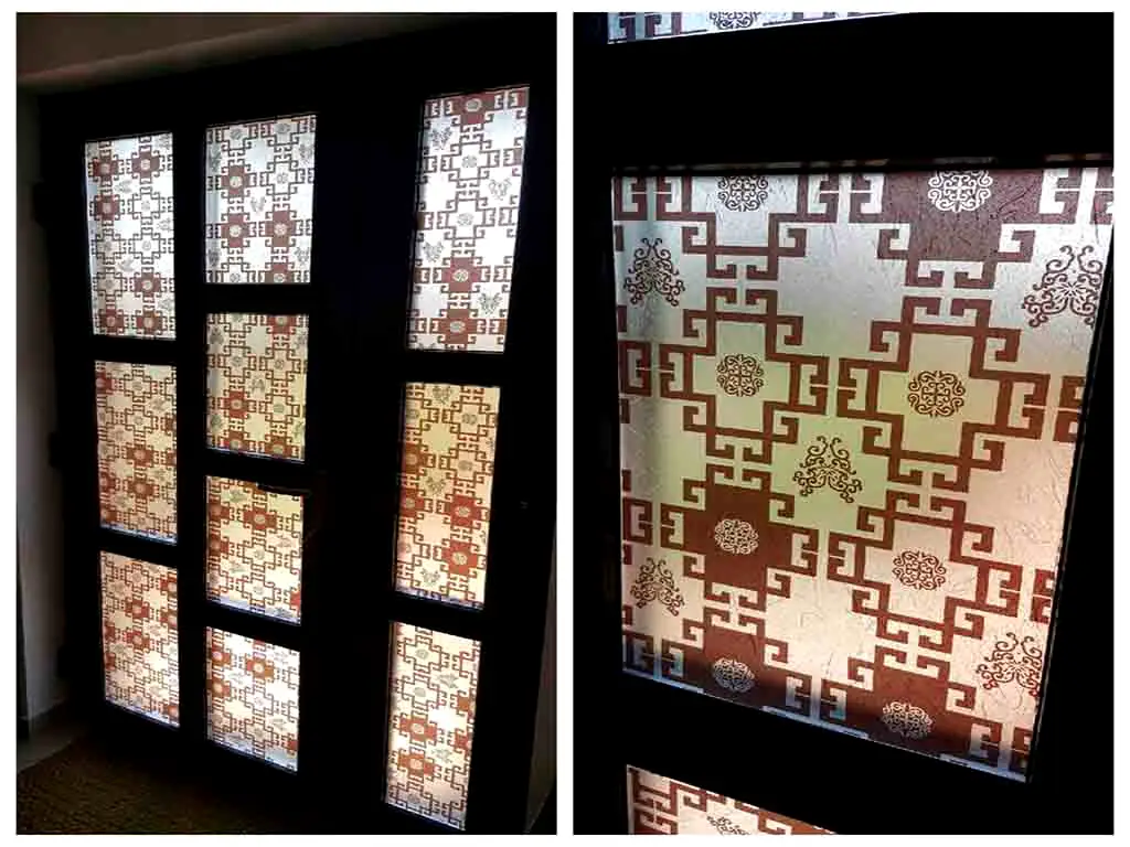 Folie geam autoadezivă, Folina Erra Brown, sablare cu model geometric maro, 90 cm lăţime