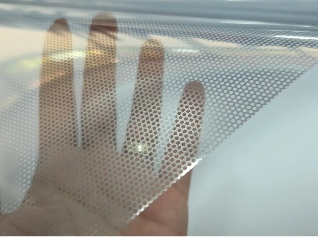 Folie protecție solară Reflectiv ATH101, argintie cu  microperforații, aplicare la interior, 152 cm lățime, la metru liniar