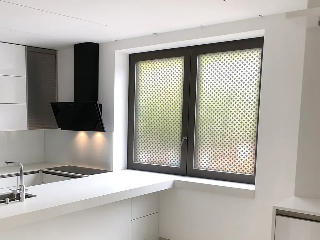 Folie geam autoadezivă Abela, Folina, sablare cu model geometric gri, 100 cm lăţime