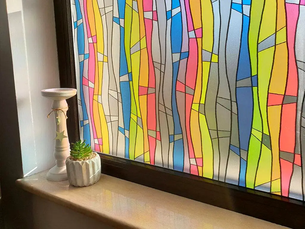 Folie geam autoadezivă, Folina Zita, sablare tip vitraliu colorat, 90 cm lățime