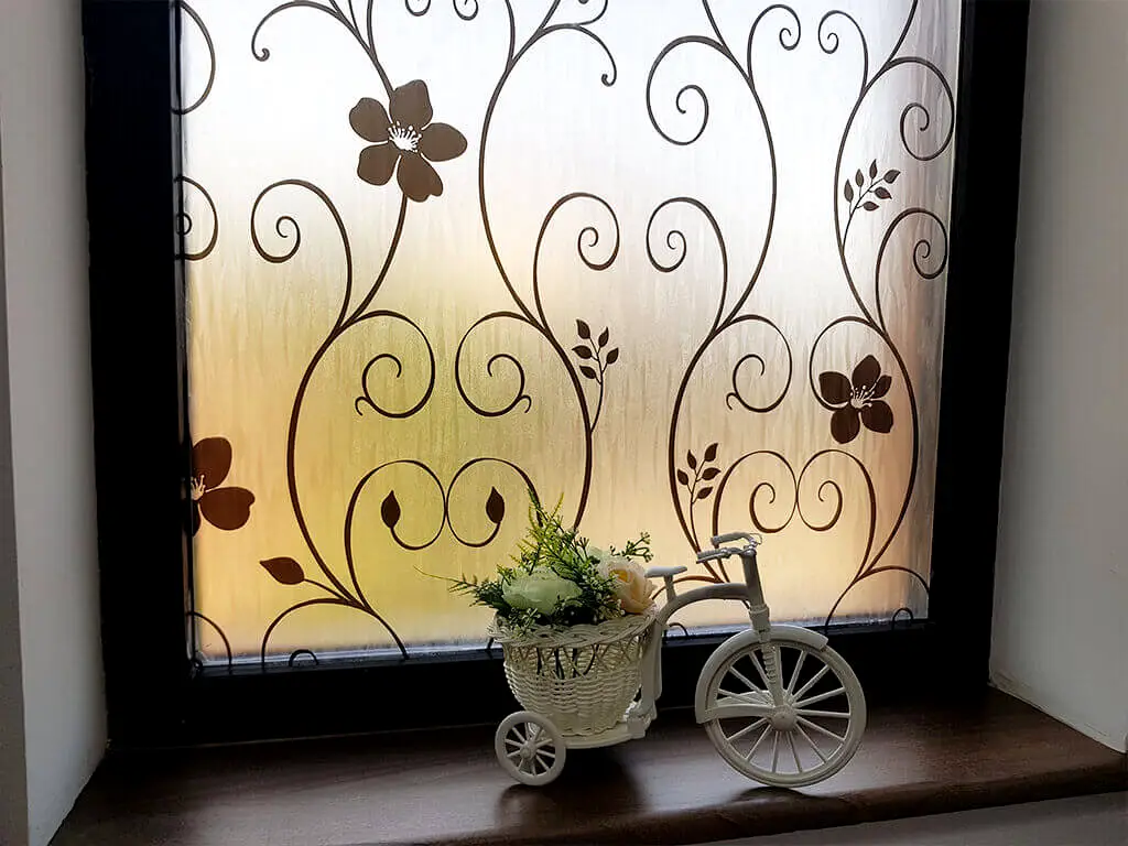 Folie geam autoadezivă, Folina Doris, sablare cu imprimeu floral negru, lățime 90 cm