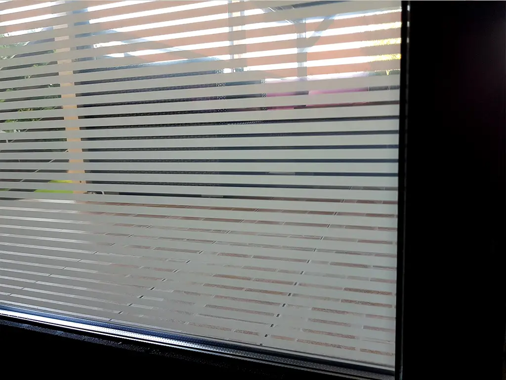 Folie geam autoadezivă Office Iridium, transparentă cu dungi sablate crem, rolă de 75X152 cm