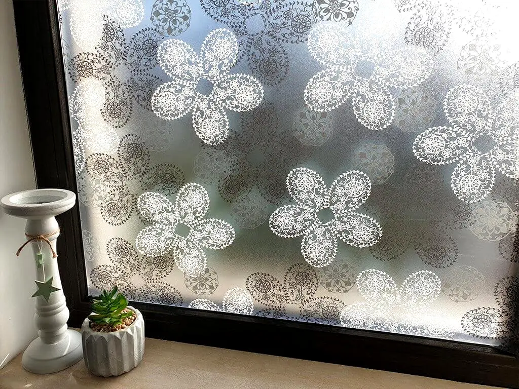 Folie geam autoadezivă, Folina  Elegance, sablare cu imprimeu floral stilizat, 90 cm lăţime