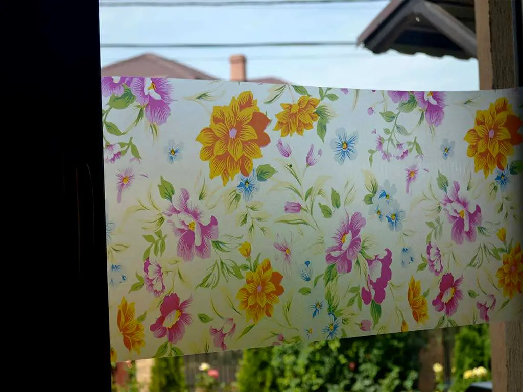 Folie geam autoadezivă Aida, Folina, sablare cu model floral multicolor, 90 cm lăţime