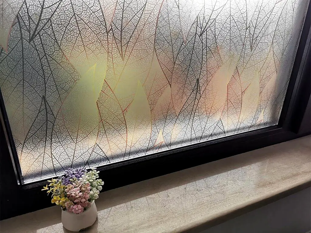 Folie geam autoadezivă, Folina, sablare cu model frunze, 100 cm lăţime