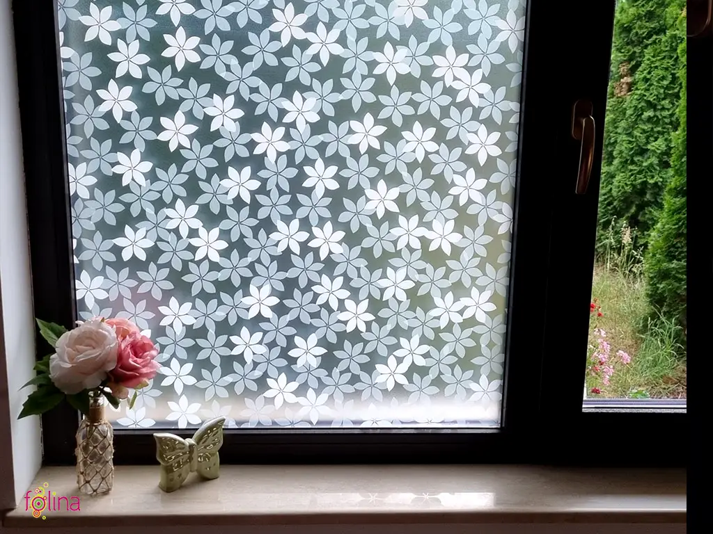 Folie geam autoadezivă, Folina Tina, sablare cu imprimeu flori albe, 90 cm latime