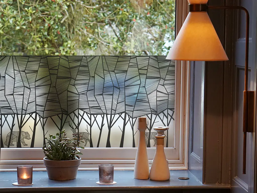 Folie geam autoadezivă, sablare tip bordură decorativă cu model pădure minimalistă, rolă de 45x200 cm, racletă de aplicare inclusă