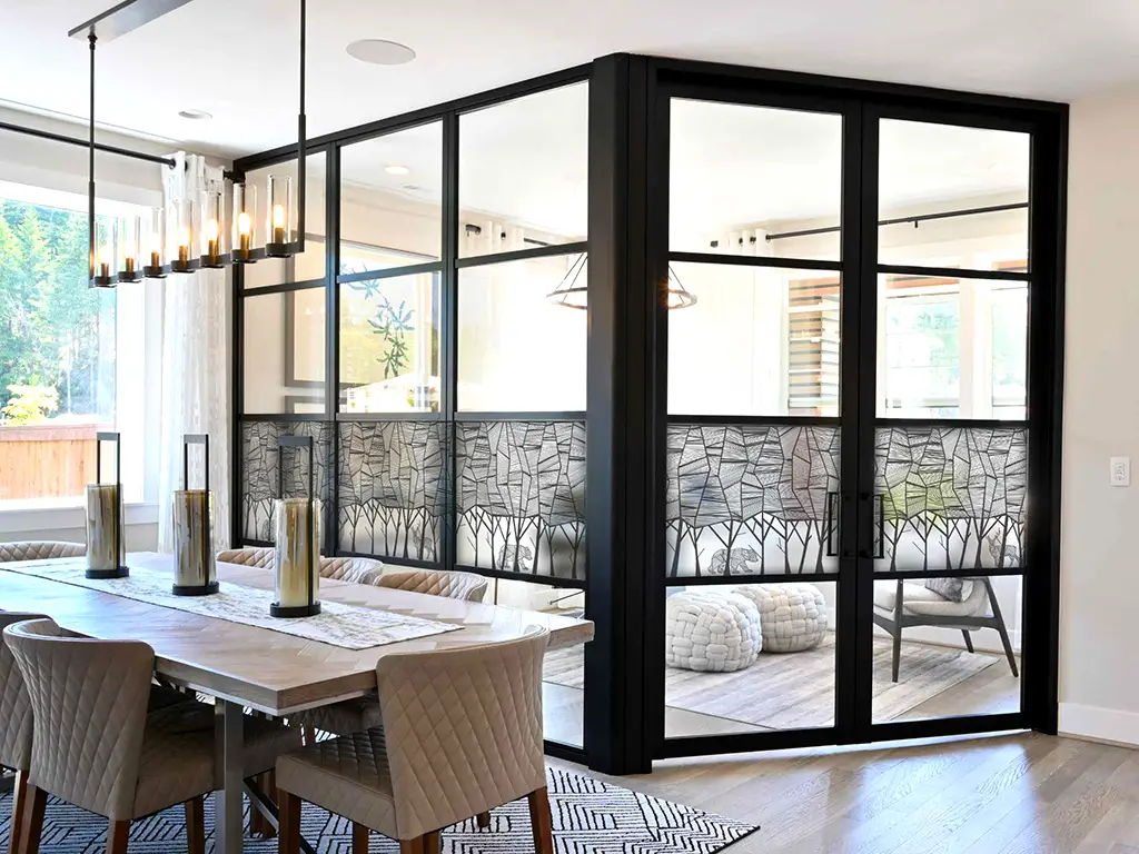 Folie geam autoadezivă, sablare tip bordură decorativă cu model pădure minimalistă, rolă de 45x200 cm, racletă de aplicare inclusă