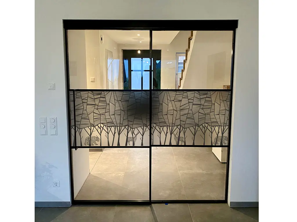 Folie geam autoadezivă, sablare tip bordură decorativă cu model pădure minimalistă, rolă de 45x200 cm, racletă de aplicare inclusă