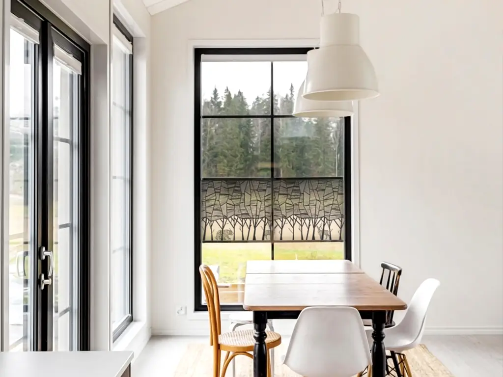 Folie geam autoadezivă, sablare tip bordură decorativă cu model pădure minimalistă, rolă de 45x200 cm, racletă de aplicare inclusă