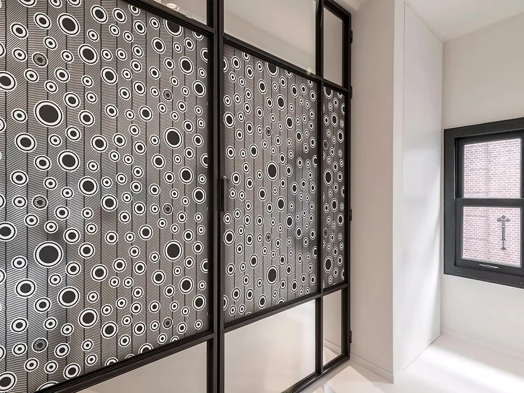 Folie geam autoadezivă Motif, Folina, sablare cu model geometric negru, 100 cm lăţime