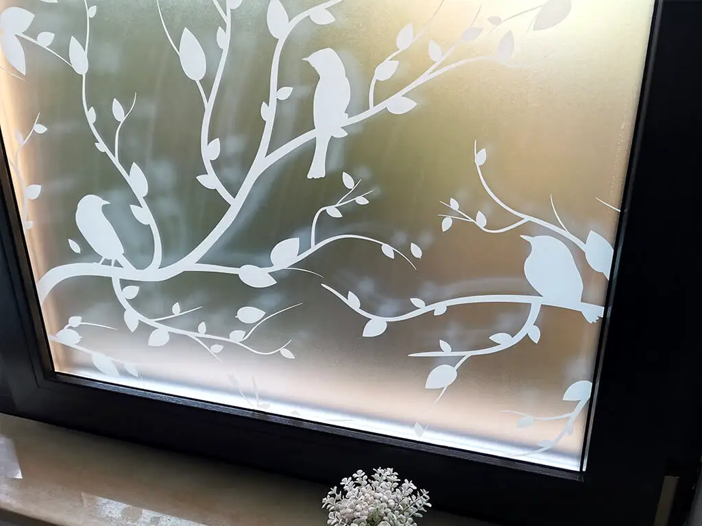Folie geam autoadezivă Păsări pe crengi, sablare cu model alb, 100 cm lăţime