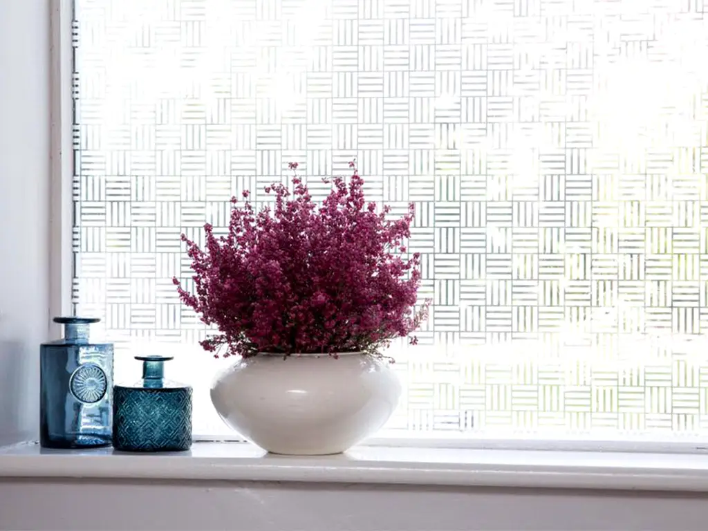 Folie geam autoadezivă Arlo, cu model geometric alb pe fundal transparent, rolă de 75x300 cm