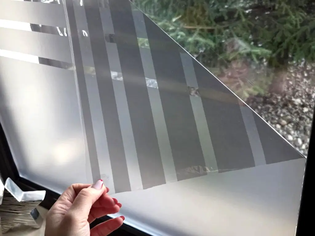 Folie geam autoadezivă sablare gri, PET transparent cu dungi decorative – lățime 60 cm, vânzare la metru liniar