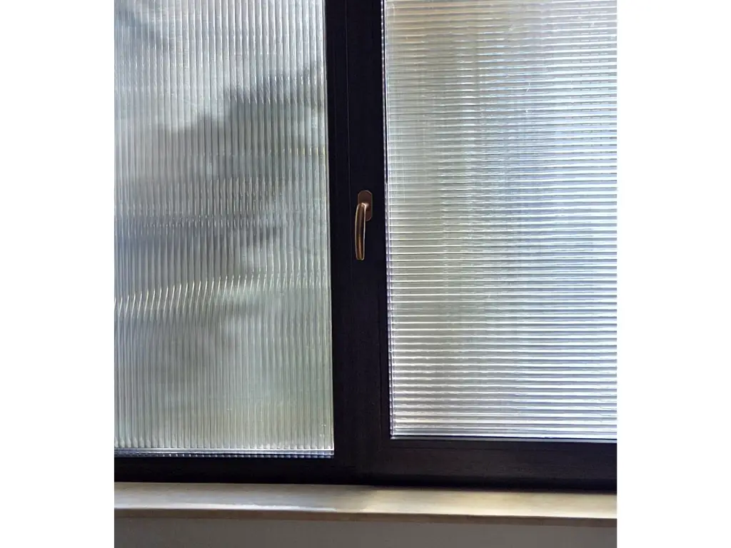 Folie geam autoadezivă efect sticlă canelată embosată, rolă 75x150 cm