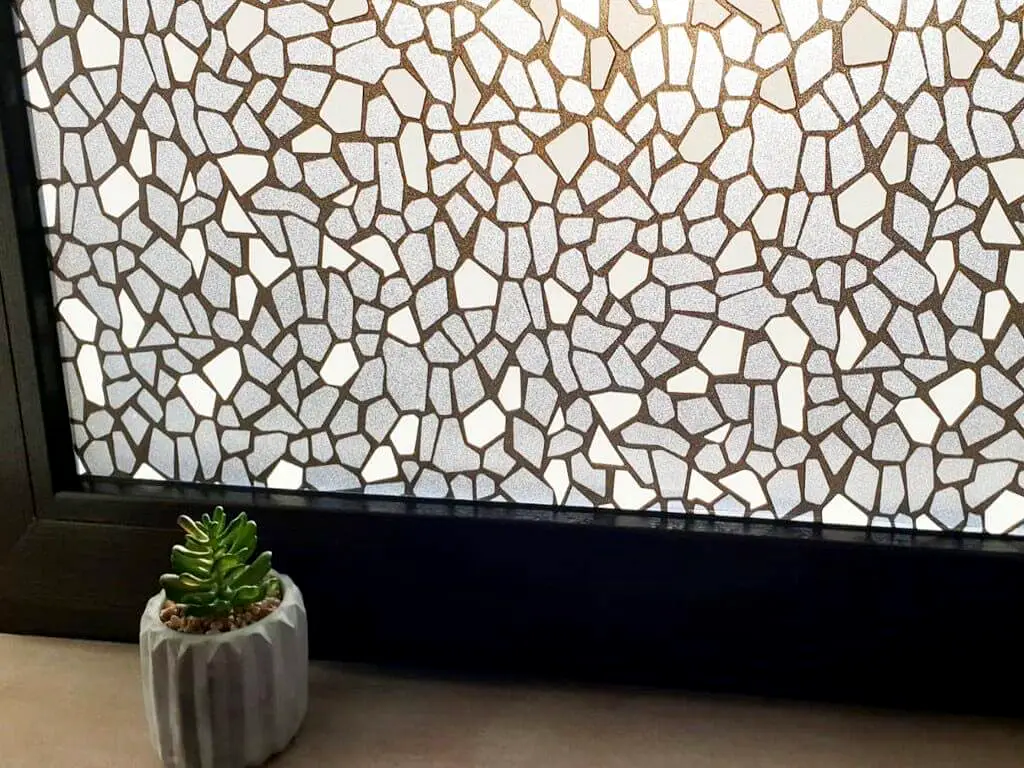 Folie geam autoadezivă, Folina Terra, sablare tip mozaic alb-negru, rolă de 90x300 cm, racletă pentru aplicare inclusă
