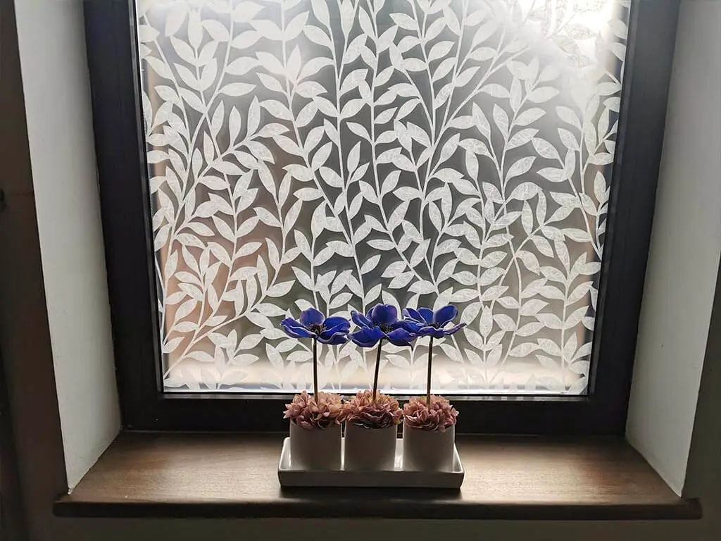 Folie geam electrostatică Jane, d-c-fix, efect de sablare, imprimeu crenguţe albe, 67x195 cm